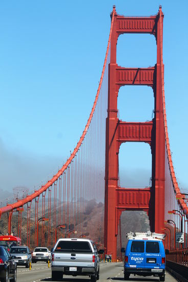 Diese rote Brücke von 1937 ist schon echt ein faszinierendes Bauwerk.