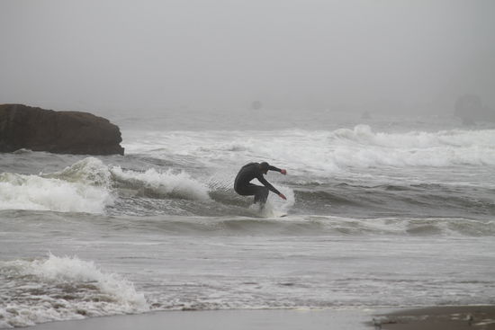 Das Wasser ist wirklich unglaublich kalt, doch diesen Surfer hält es trotzdem nicht auf
