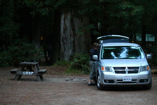 Parkplatz mit Picknicktisch