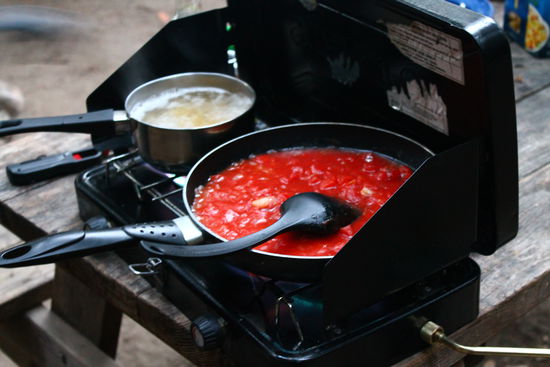 Bei solchem Equipment muss frau sich was einfallen lassen, Nudeln, Kartoffeln und Reis werden einfach in mehreren Portionen hintereinander gekocht