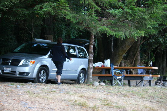 Es lässt sich nicht vermeiden, dass unser Auto Pedro etwas schief steht - nachts nervt es schon, wenn man in Schieflage schlafen soll