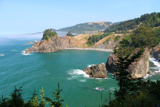 Die Umgebung ist wunderschön, das Meer türisfarben, aber es gibt keinen Weg hinab - wohl auch besser so, ganz schön steil!