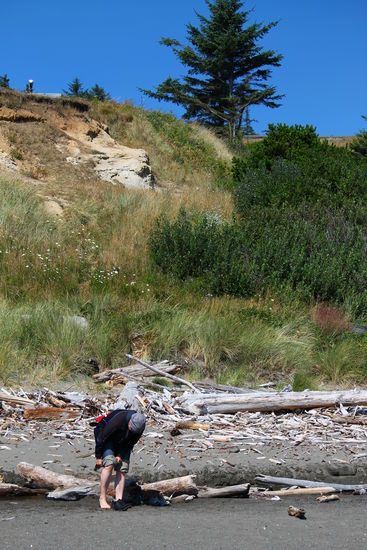 Der Weg vom Parkplatz hinunter zum Strand. Dann heißt es erstmal Schuhe ausziehen und rein ins (saukalte) Wasser
