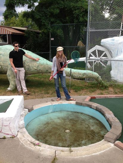 Herrin über den Tümpel. Beim Minigolf