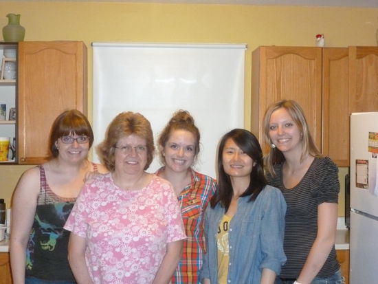 von links nach rechts:
Samantha (Vickis ältere Tochter, lebt bereits in Toronto), Vicki, Rosi, Monica (chinesische Studentin, die am Georgian College studiert) und meine Wenigkeit 