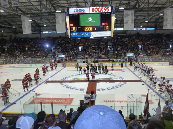 Spielaufstellung und los gehts. In der Mitte läuft Walter Gretzky nach vorne.