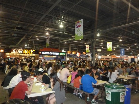 In der Food Halle gibt es nichts, was es nicht gibt. Essen aus aller Welt.