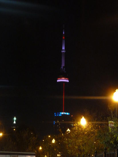 Hier kann man sich bis spät in die Nacht aufhalten! Das ganze Spektakel wird dann auch beleuchtet. Die CNE hat für zwei Wochen bis Mitternacht geöffnet.
