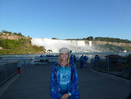 Auf dem Weg zur Maid of the Mist, im Hintergrund die amerikanischen Wasserfälle