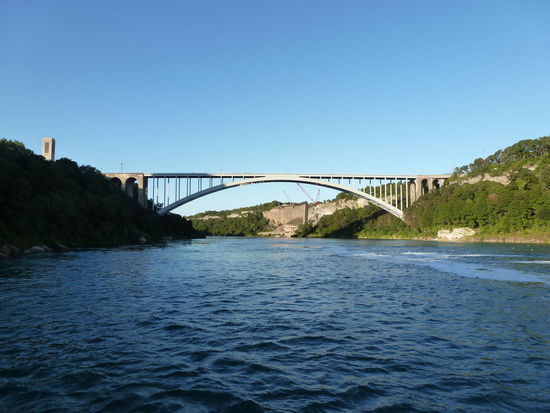 Die Grenze zwischen Amerika und Kanada verläuft genau durch den Fluss.