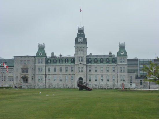 Die Military University in Kingston. Hier kann man den jungen Kadetten beim Exerzieren zusehen.