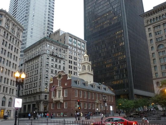 Das Old State House. Putzig, wie es so zwischen den Hochhäusern steht