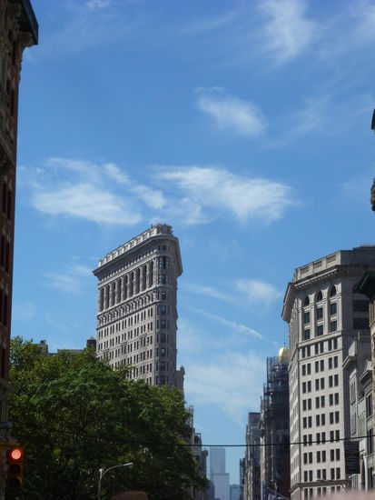 Flatiron Building, New Yorks erster Wolkenkratzer und an der breitesten Stelle noch nicht mal so breit wie ein Bus