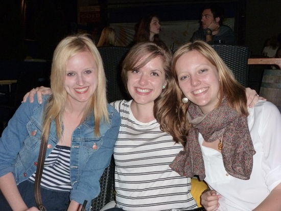 Brittany, Rosi und ich in der Bar