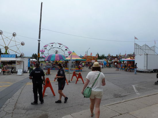 Das Todesrad im Hintergrund links 