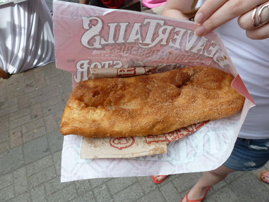 Beaver Tails - typical Canadian. Erinnert mich an Apfelküchle, nur ohne Apfel und mit viiiiel Zucker  Aber yummy!
