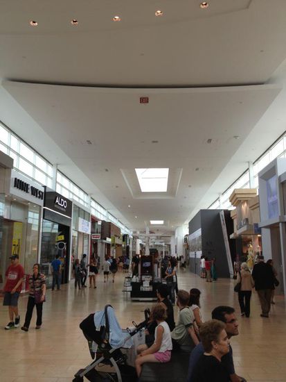 Die Yorkdale Mall in Toronto. Ein wenig steril vielleicht, aber alles vorhanden, was das Herz begehrt