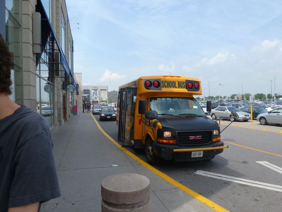 Der Schulbus, der uns zur Mall bringt.