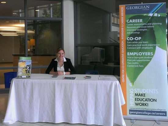 Hi, can I help you?  Warten auf den Ansturm vor der Bibliothek