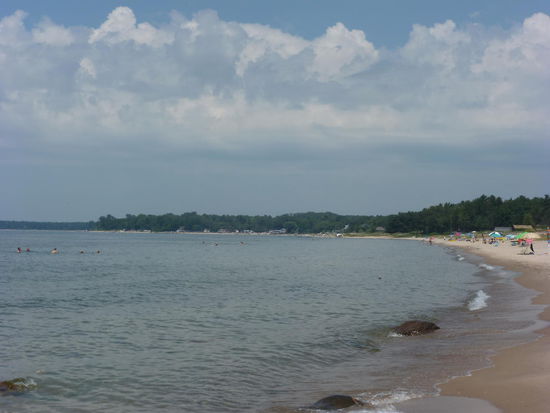 Georgian Bay. Zwar zogen nachmittags ein paar Wolken vorbei, doch kurz darauf war es wieder brütend heiß. Die nächsten Tage soll es kühler werden...