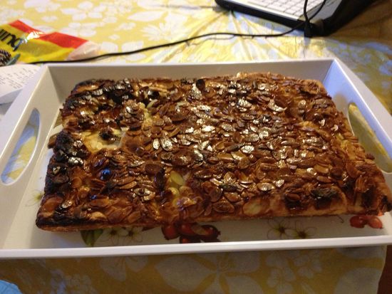 Mein erster selbstgemachter Bienenstich. Für das erste Mal finde ich ihn echt ok.