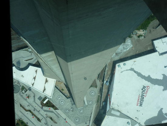 Man darf sich auf dem Glasfußboden nicht überlegen, wie weit es runter geht.