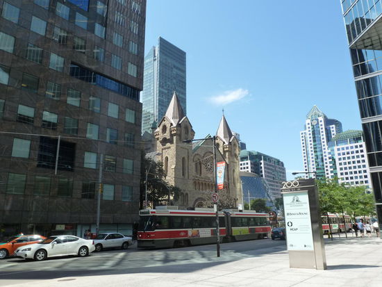 Auch in Toronto findet man immer wieder alte Gebäude zwischen den Wolkenkratzern