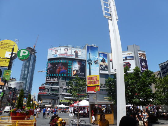 Der Time Square Torontos