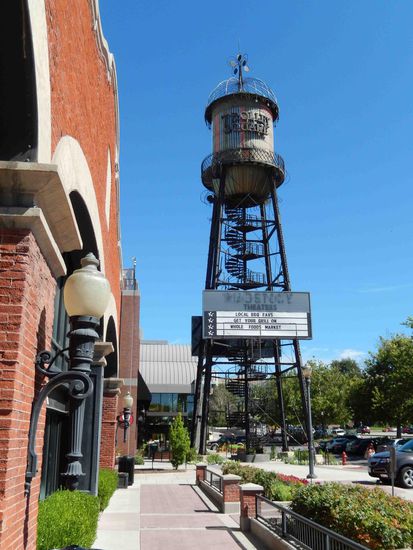Trolley Square soll das älteste Kaufhaus Nordamerikas sein. Es sieht von Innen wie eine kleine Mall aus.