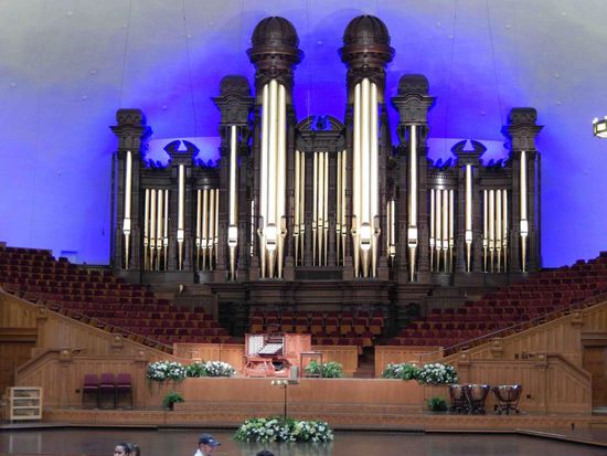 Eine riesengroße Orgel im Versammlungsraum. Um das Ausmaß zu begreifen muss man den kleinen Spieltisch mit den Manualen davor sehen.