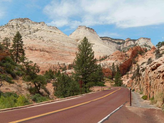 Auch an diesen Felswänden wieder verschiedene Rosatöne