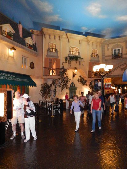 Spaziergang durch "Paris"  - man vergisst im Hotel zu sein