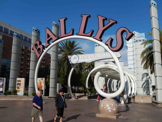 Eingang zum Hotel - beim genauen Hinsehen kann man mich entdecken 