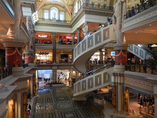 Eine Wendel-Rolltreppe mitten durch das Hotel