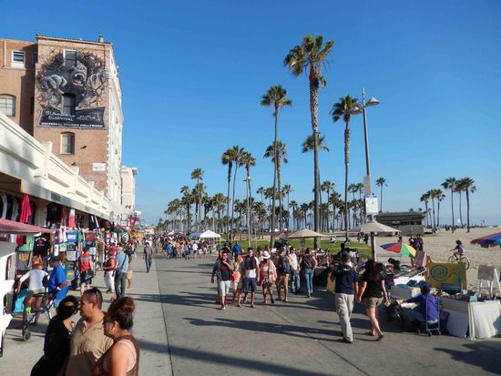 Die Strandpromenade von Venice Beach - ein unglaubliches Getümmel auf der einen und ein herrlicher Strand und der Pazifik auf der anderen Seite.