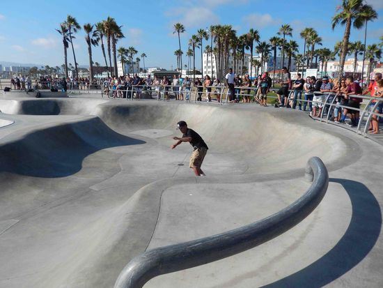 Eine große Skateranlage mit wahren Künstlern auf den Boards