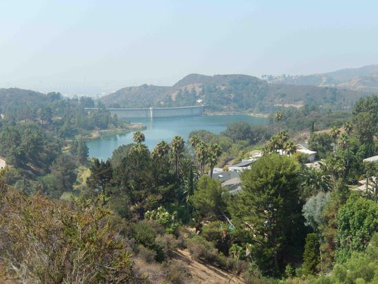 Hier lässt es sich leben - Blick in dieHollywood Hills samt Staudamm