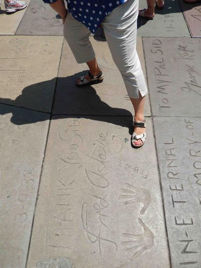 Hier hat sich Rolands Vorbild verewigt - Fred Astaire - meine Güte hatte der kleine Füße (kaum größer als meine!)