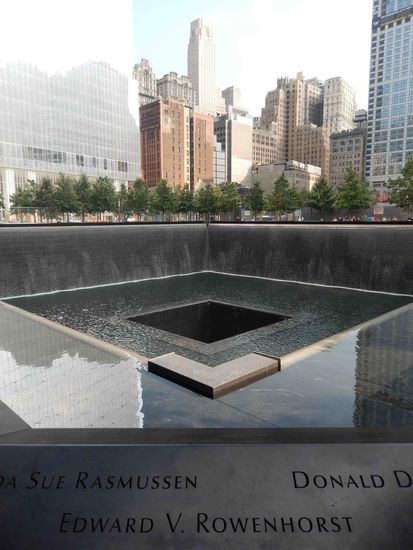 Die Grundrisse der beiden Türme sind nun riesige Wasserbecken, auf deren Rändern die Namen der Toten stehen.