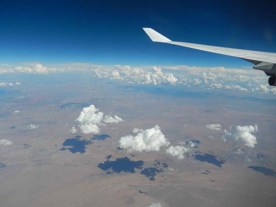 Eine ganz andere Perspektive auf die Wolken und ihren Schatten über der Wüste kurz vor LAS VEGAS
