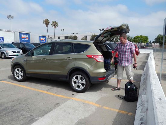 Die Farbe des Wagens trifft nicht ganz unseren Geschmack   aber unser Gepäck ist schnell verstaut.