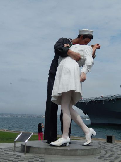 Ein Wahrzeichen im Hafen von San Diego, das an das Ende des zweiten Weltkrieges erinnert. Die Figur ist RIESIG!