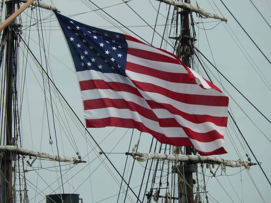 Die Flagge weht überall - hier am Mast eines großen, alten Segelschiffes.