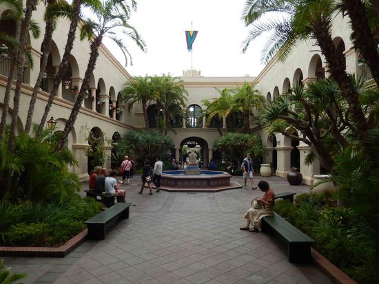 Innenhof eines der vielen alten Gebäude im Park