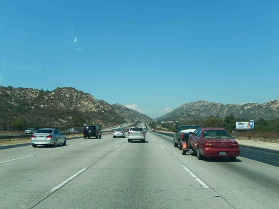 Hier mal  "nur" vier Spuren - es gab auch Abschnitte mit sieben!!! Überholen ist auch von rechts erlaubt.......
