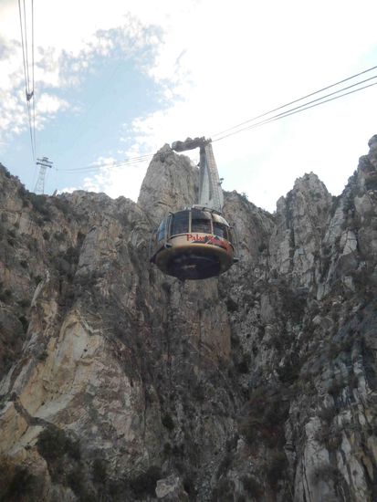 Die weltgrößte sich innen drehende Seilbahn