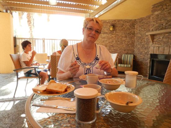 Frühstück mit Freiluftklimaanlage - der weiße Dunst sind verdampfende Wassernebel zur Kühlung der Umgebung