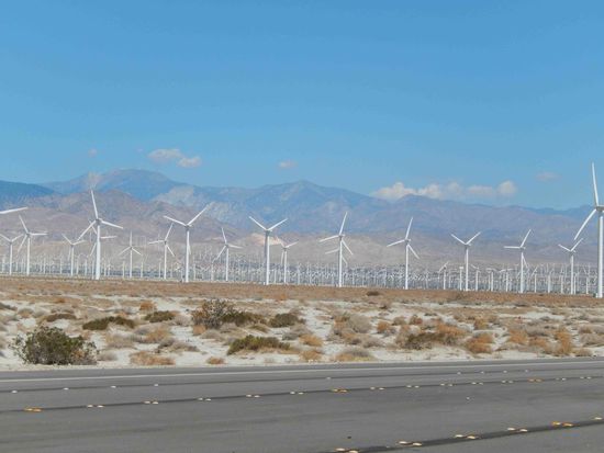 Hunderte von Windkrafträdern versorgen die Umgebung von Palm Springs