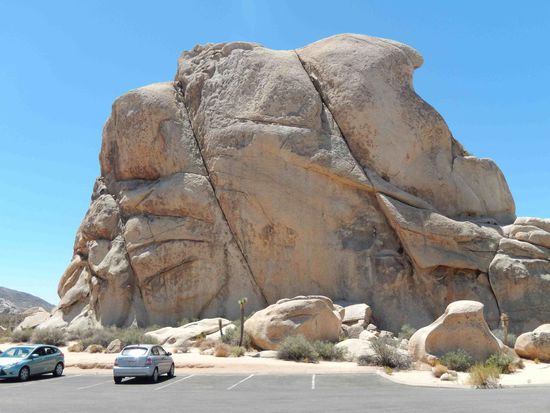 Solche Felsen sieht man im gesamten Park.