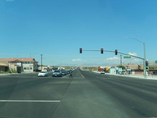 Eine typische Kleinstadtkreuzung. Die Stadt ist winzig, aber die Straßen und Kreuzungen sehr groß.